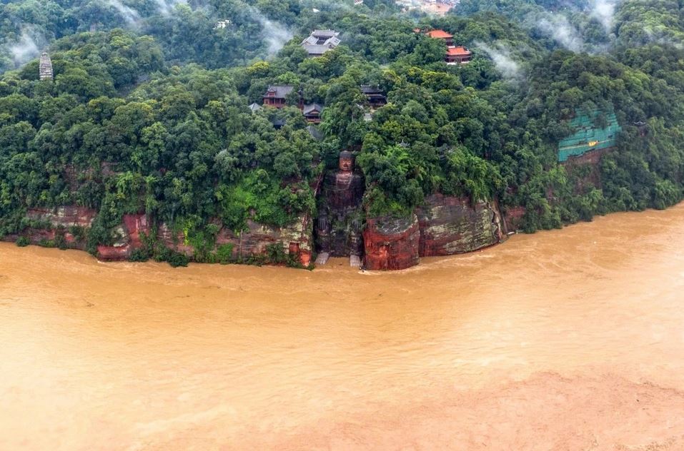 Cơn lũ lớn (tháng 8/2020) ở thượng nguồn sông Trường Giang (Trung Quốc) dâng nước đến chân tượng Phật khổng lồ 1200 tuổi