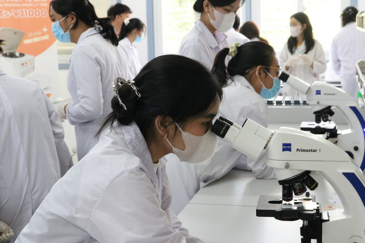 Công nghệ sinh học (Biotechnology) là ngành học kết hợp giữa sinh học, hóa học, kỹ thuật và công nghệ