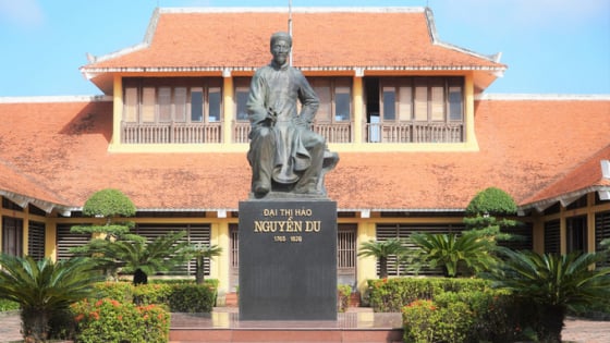 Đại thi hào Nguyễn Du
