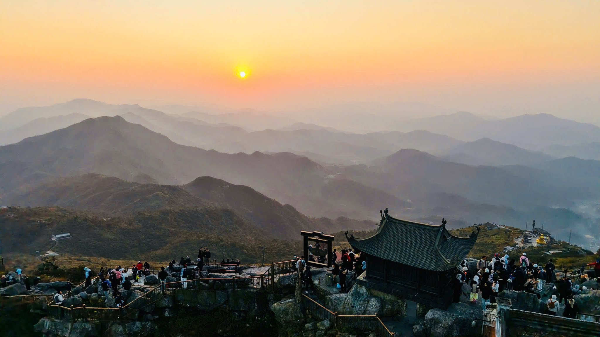 Ngọn núi Yên Tử trong tác phẩm Yên Tử, núi thiêng