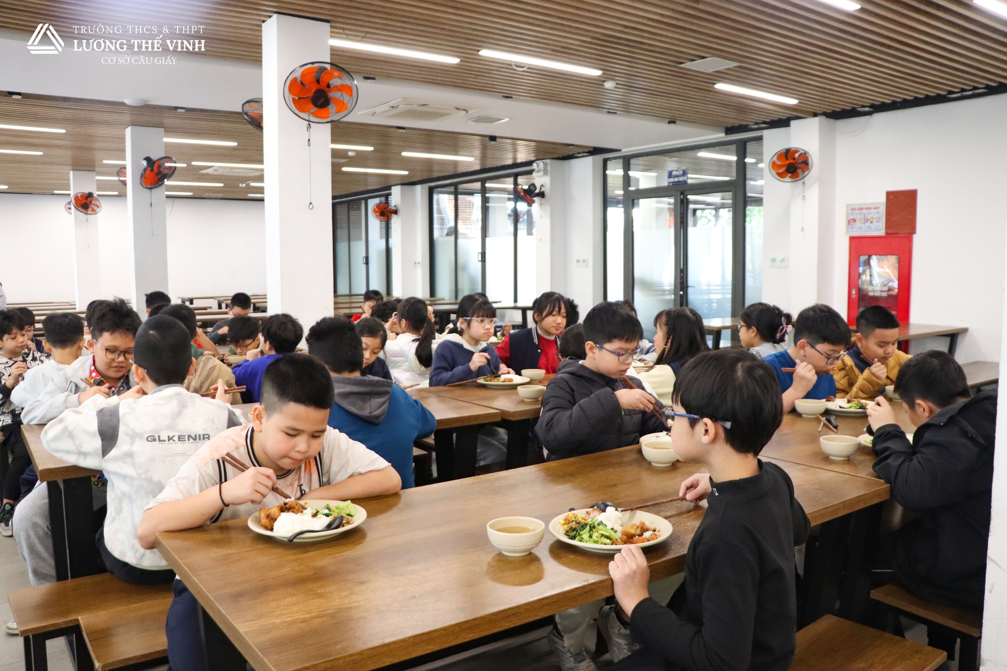 Bữa ăn bán trú và khu vực ăn bán trú của trường THCS Lương Thế Vinh
