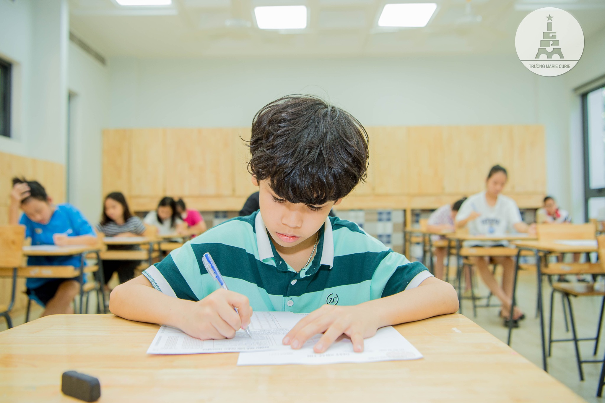 Với hệ truyền thống, học sinh sẽ học theo khung chương trình chuẩn của Bộ Giáo dục và Đào tạo, nhưng được tăng cường đáng kể về tiếng Anh