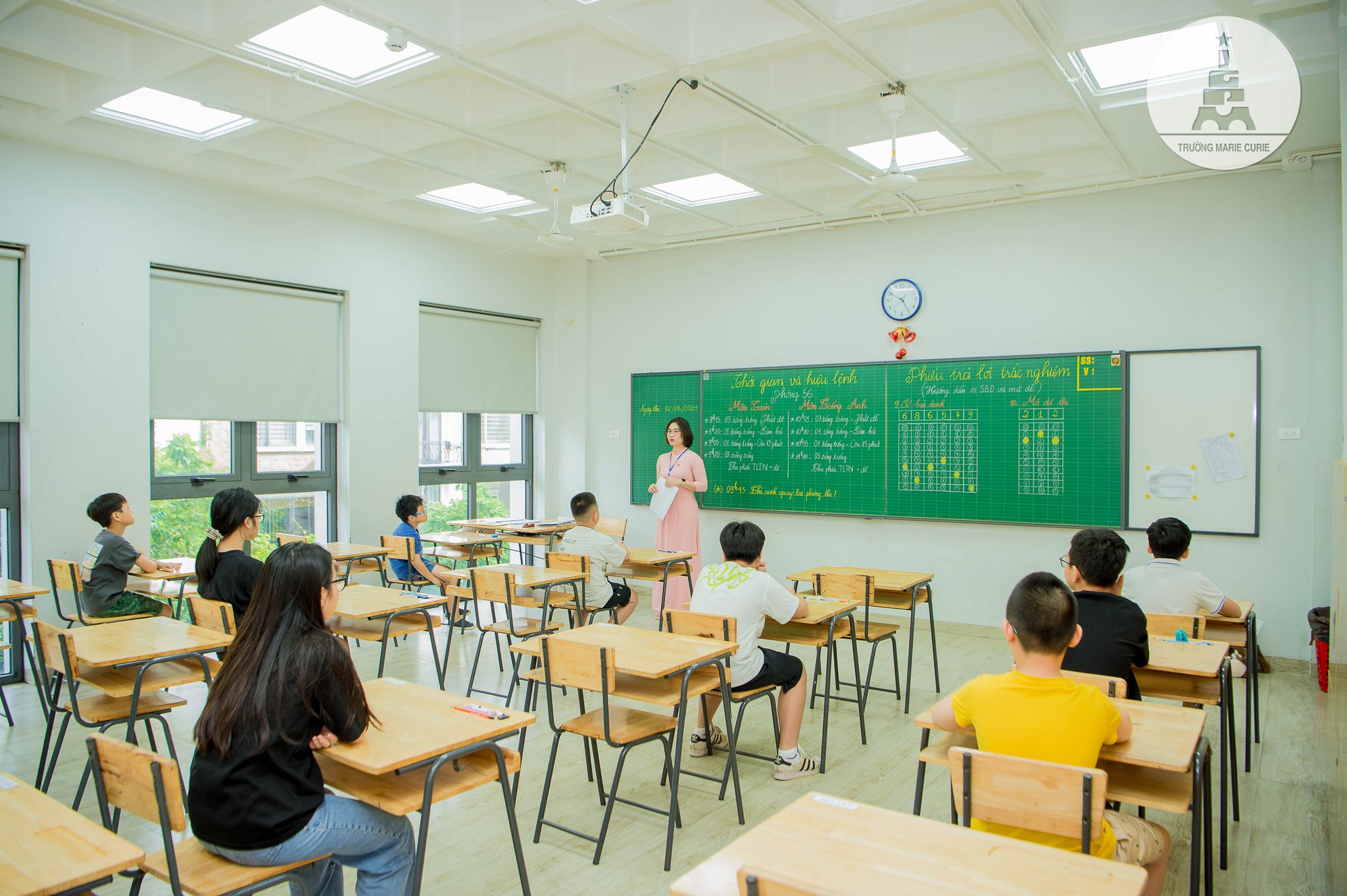 Ở bậc THCS, Marie Curie hiện triển khai hai định hướng đào tạo chính gồm hệ truyền thống và hệ song ngữ Việt Nam – Oxford