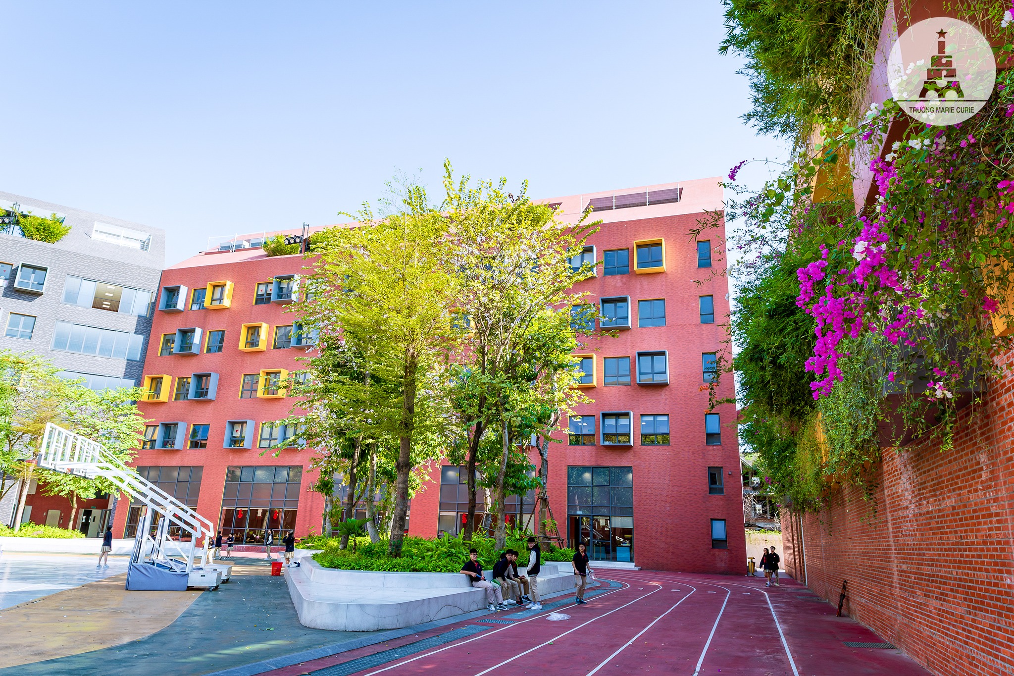 Trường THCS Marie Curie Hà Nội có ba cơ sở chính là cơ sở Mỹ Đình, cơ sở Văn Phú và cơ sở Việt Hưng