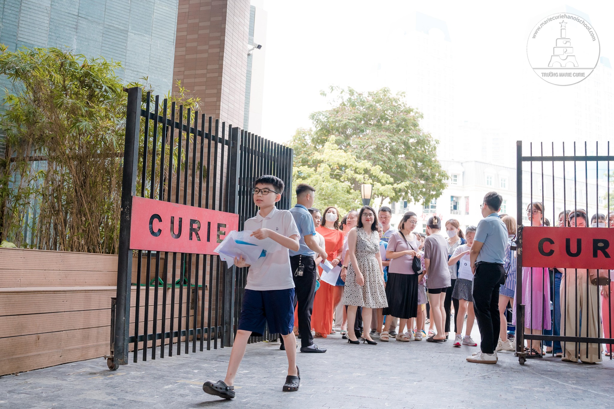 Đối với học sinh đến từ các trường khác, bắt buộc phải tham gia kỳ thi tuyển sinh đầu vào để được theo học tại trường Marie Curie 