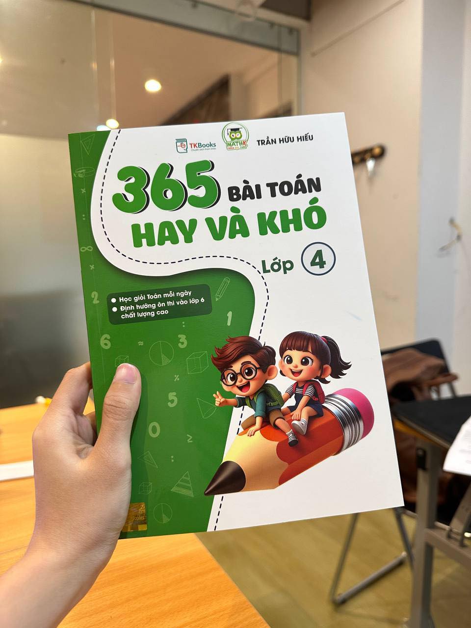 Cuốn sách “365 bài toán hay và khó lớp 4” của thầy Trần Hữu Hiếu