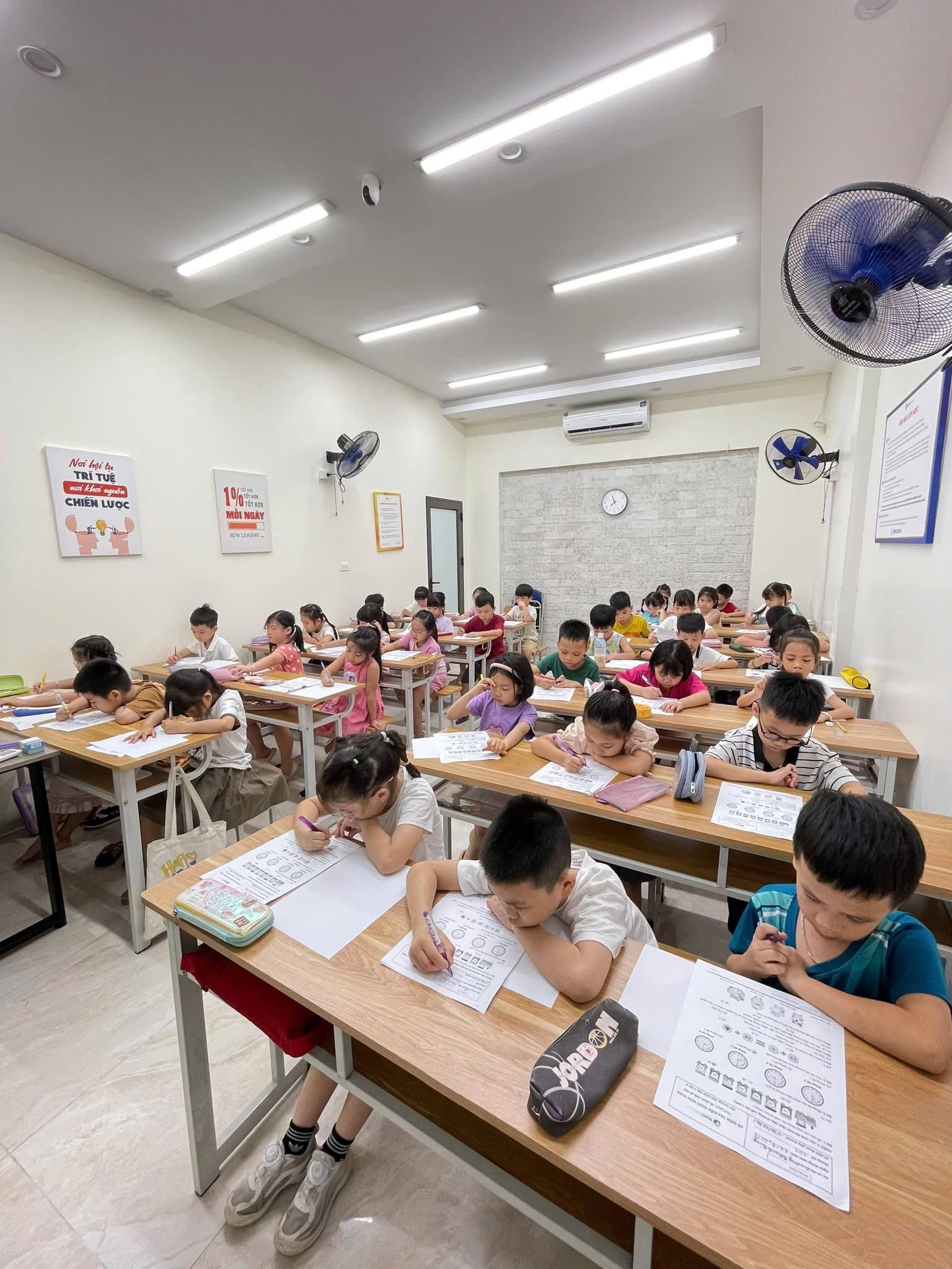 Thầy Minh đã đào tạo hàng nghìn học sinh thi đỗ vào các trường THCS chất lượng cao, THPT chuyên và các lớp chọn